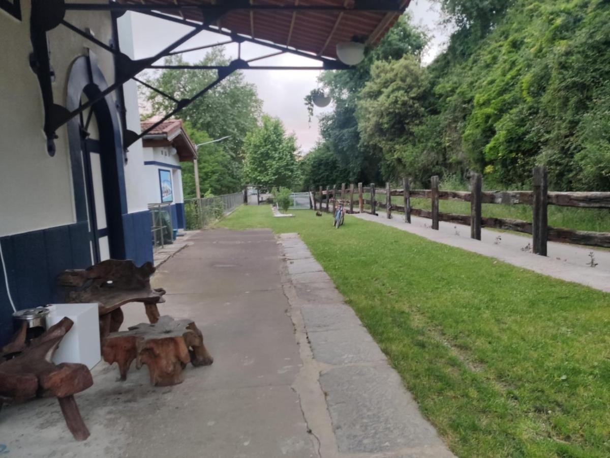 Castro Urdiales - La Vieja Estacion - Cerca De Bilbao Pensionat Eksteriør billede
